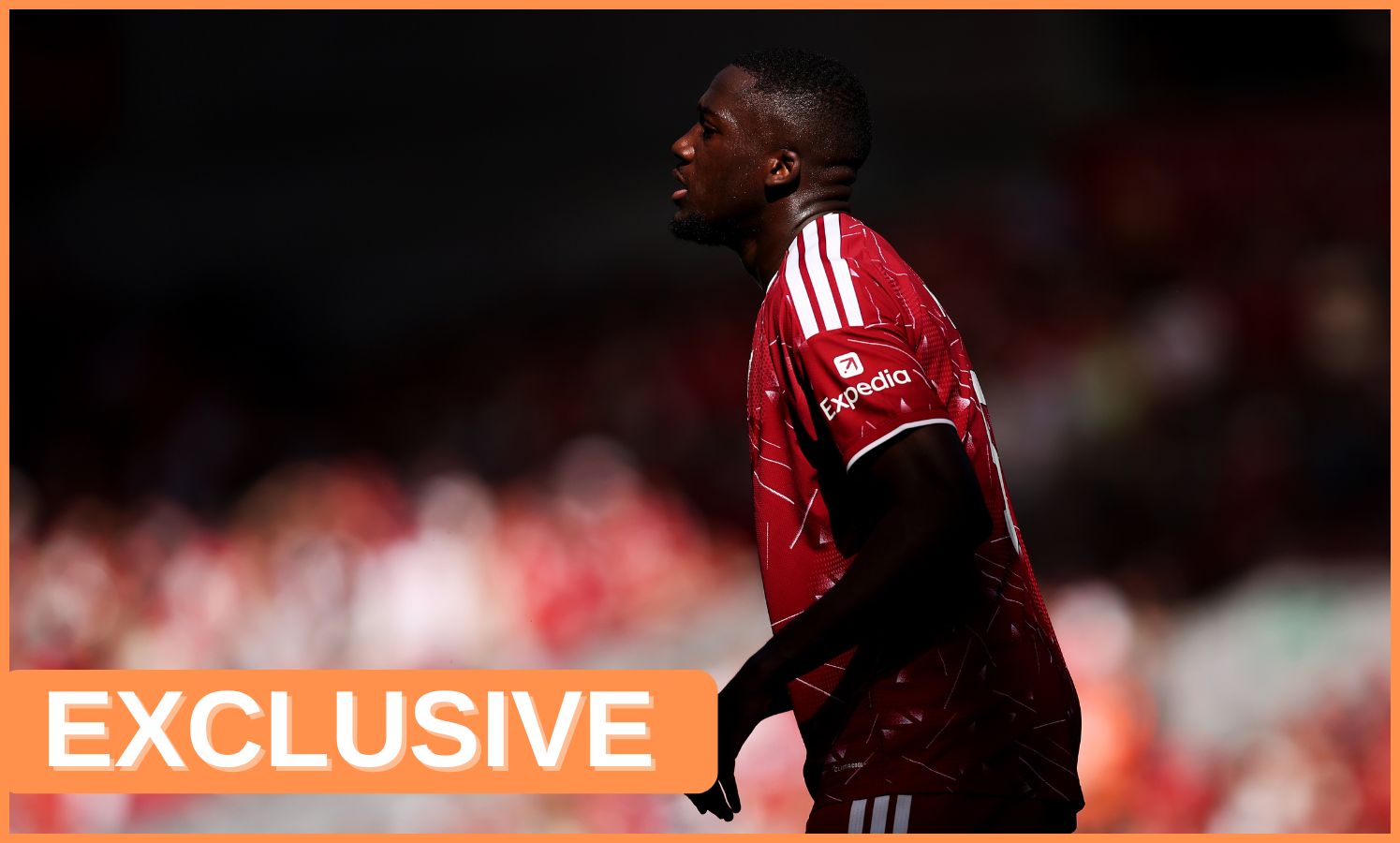 Ibrahima Konate em ação pelo Liverpool e a bandeira 'Exclusivo'