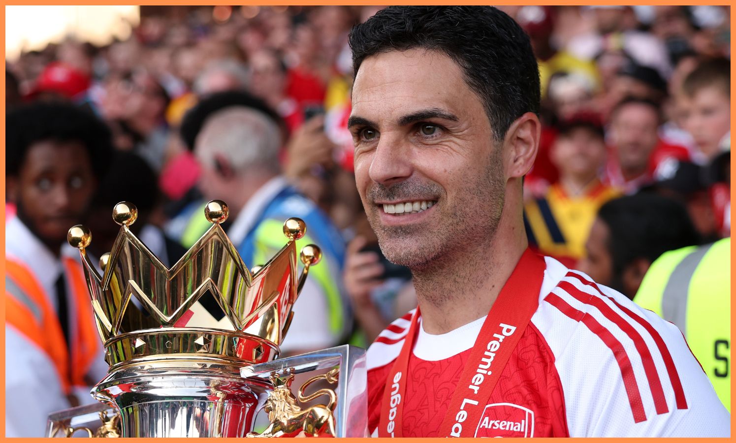 O técnico do Arsenal, Mikel Arteta, com o troféu da Premier League