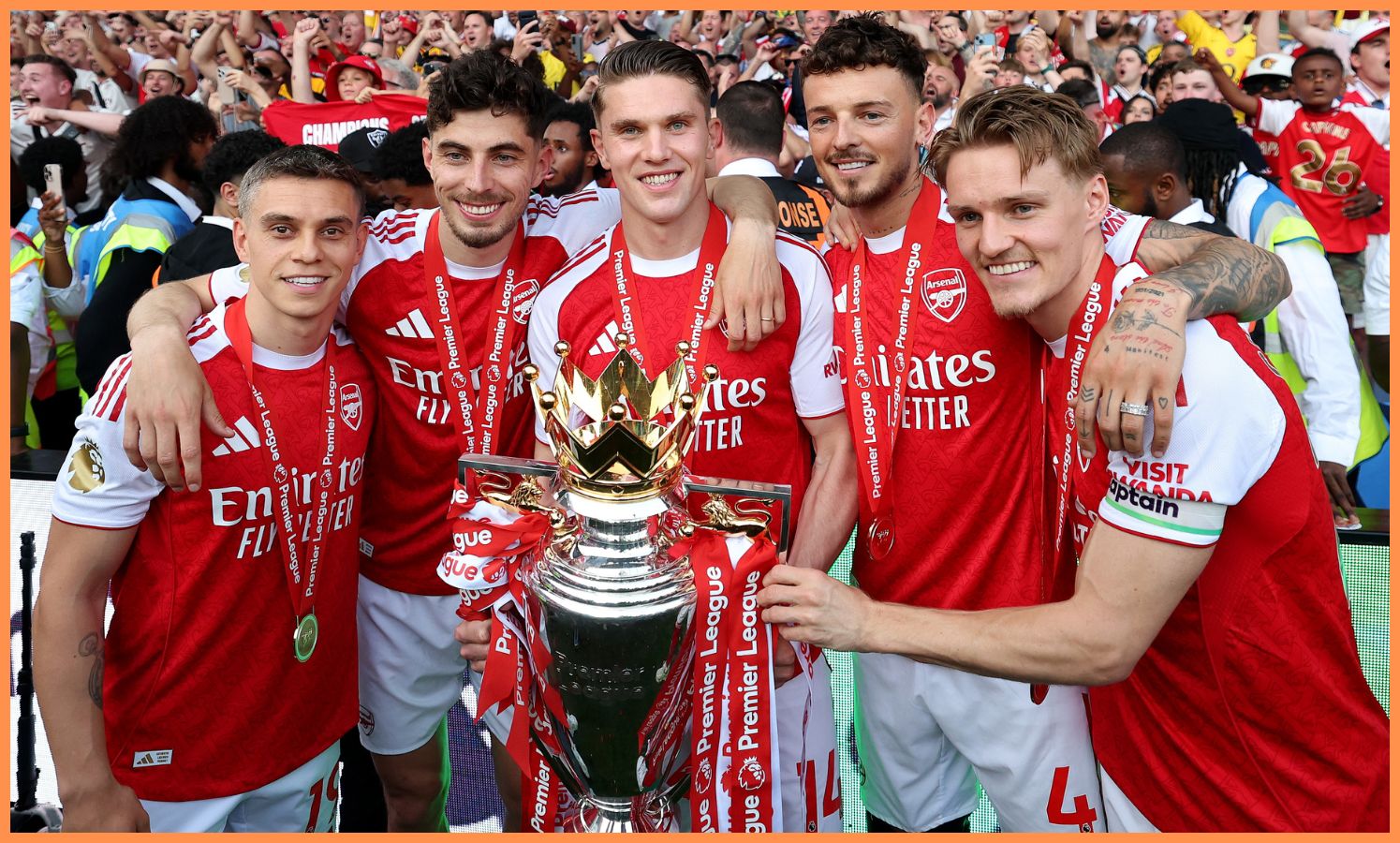 Jogadores do Arsenal comemoram com o troféu da Premier League