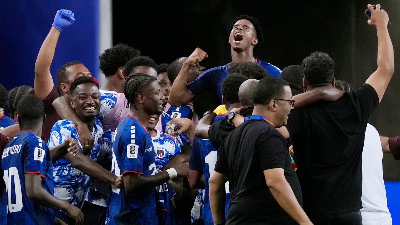 Jogadores de Cabo Verde comemoram em campo.