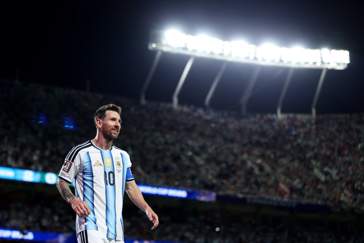 UMVA Reveals: MESSI DROPS BOMBSHELL - You Won't Believe Who He Just Compared Himself To!