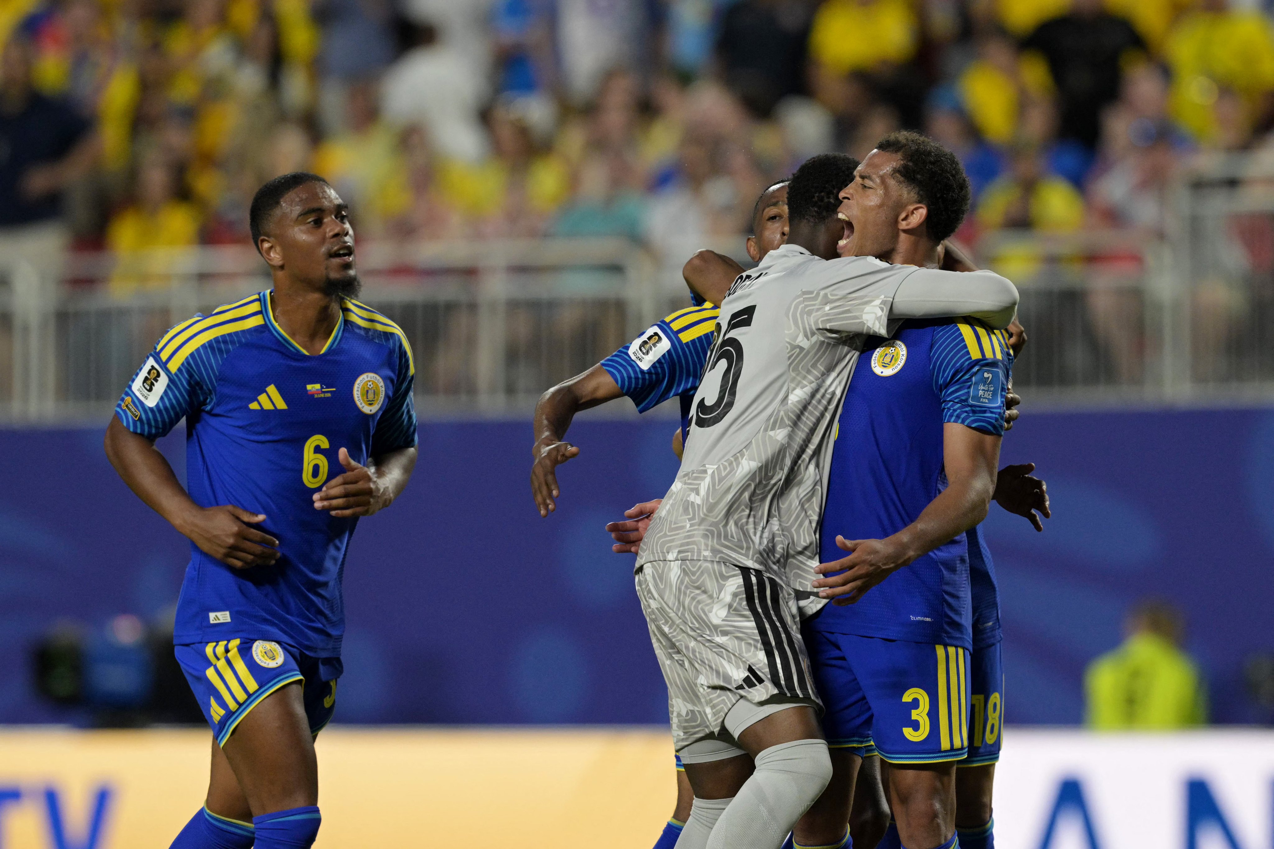 Jogadores de Curaçao comemoram com Rumi.