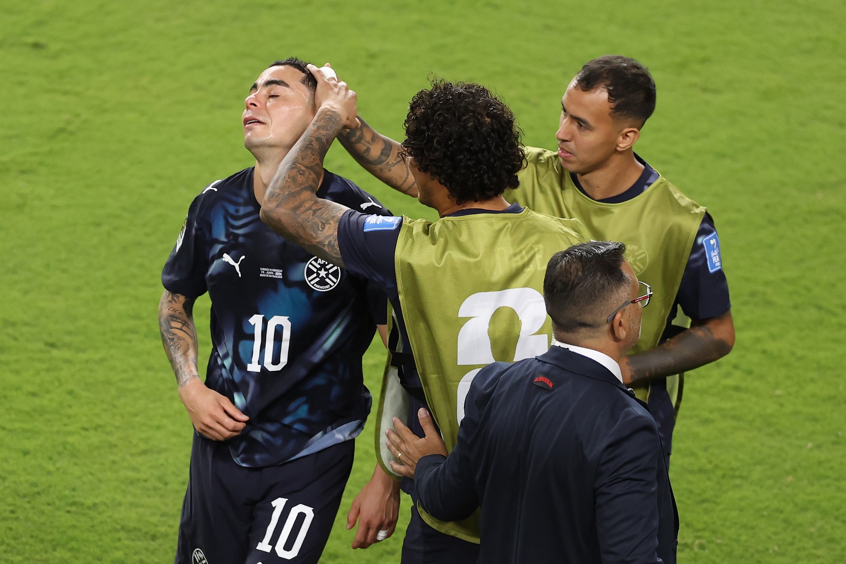 Miguel Almiron nº 10 do Paraguai reage após receber cartão vermelho