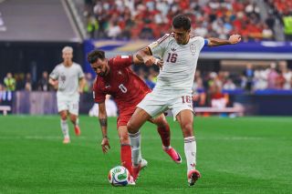 Rodri competes for the ball with Bruno Fernandes