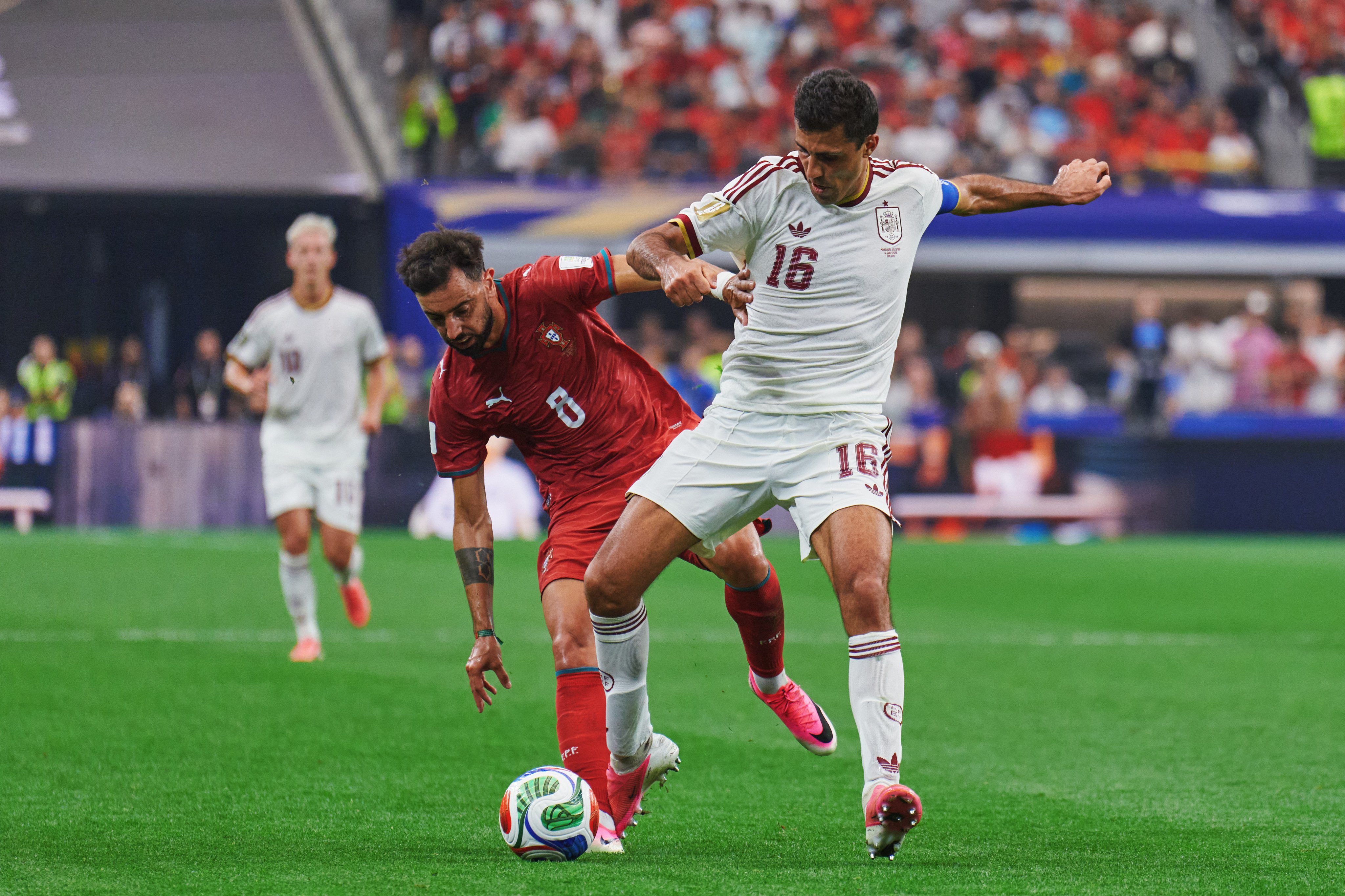 Rodri disputa a bola com Bruno Fernandes