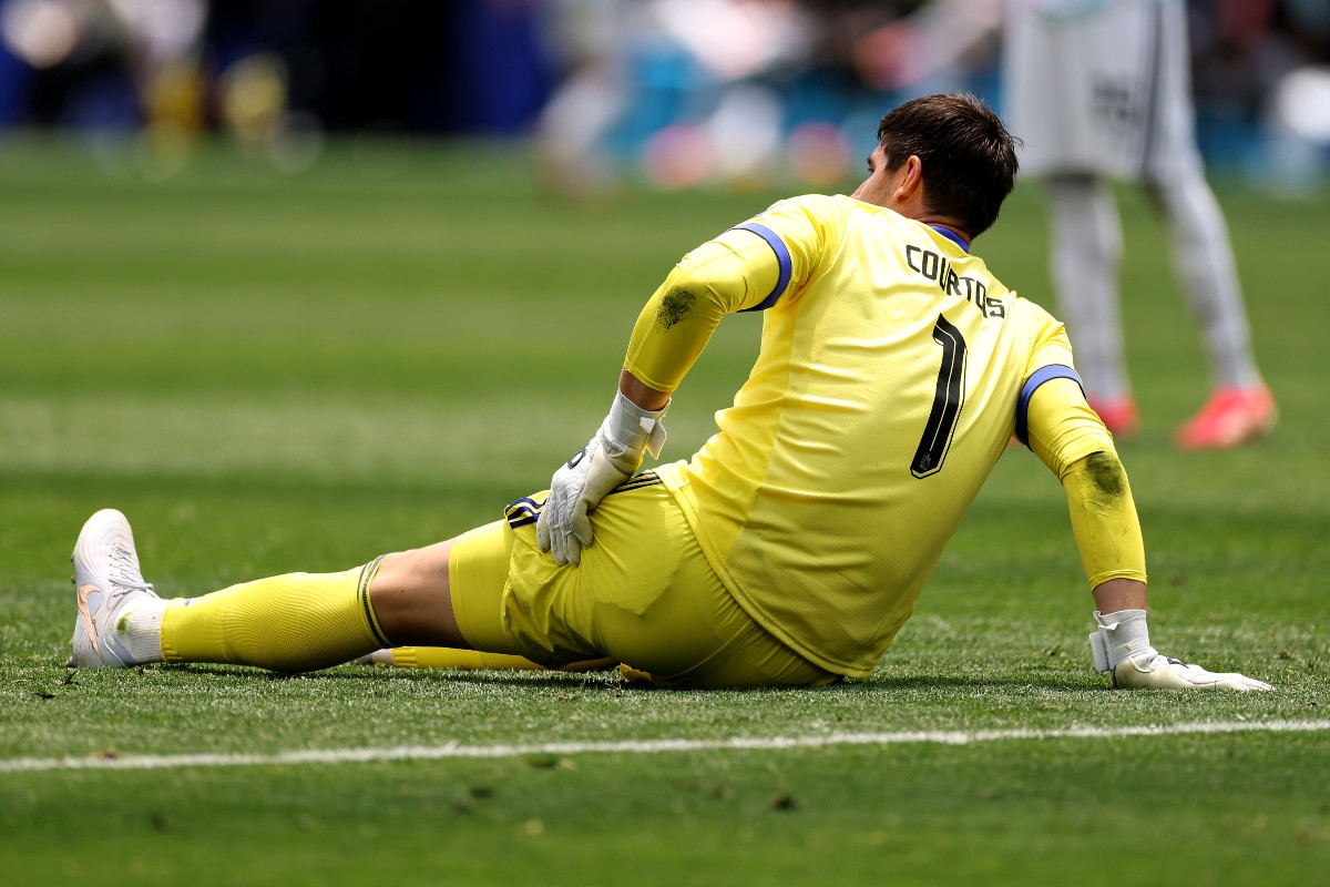 Thibaut Courtois struggles with an injury during Belgium vs Spain