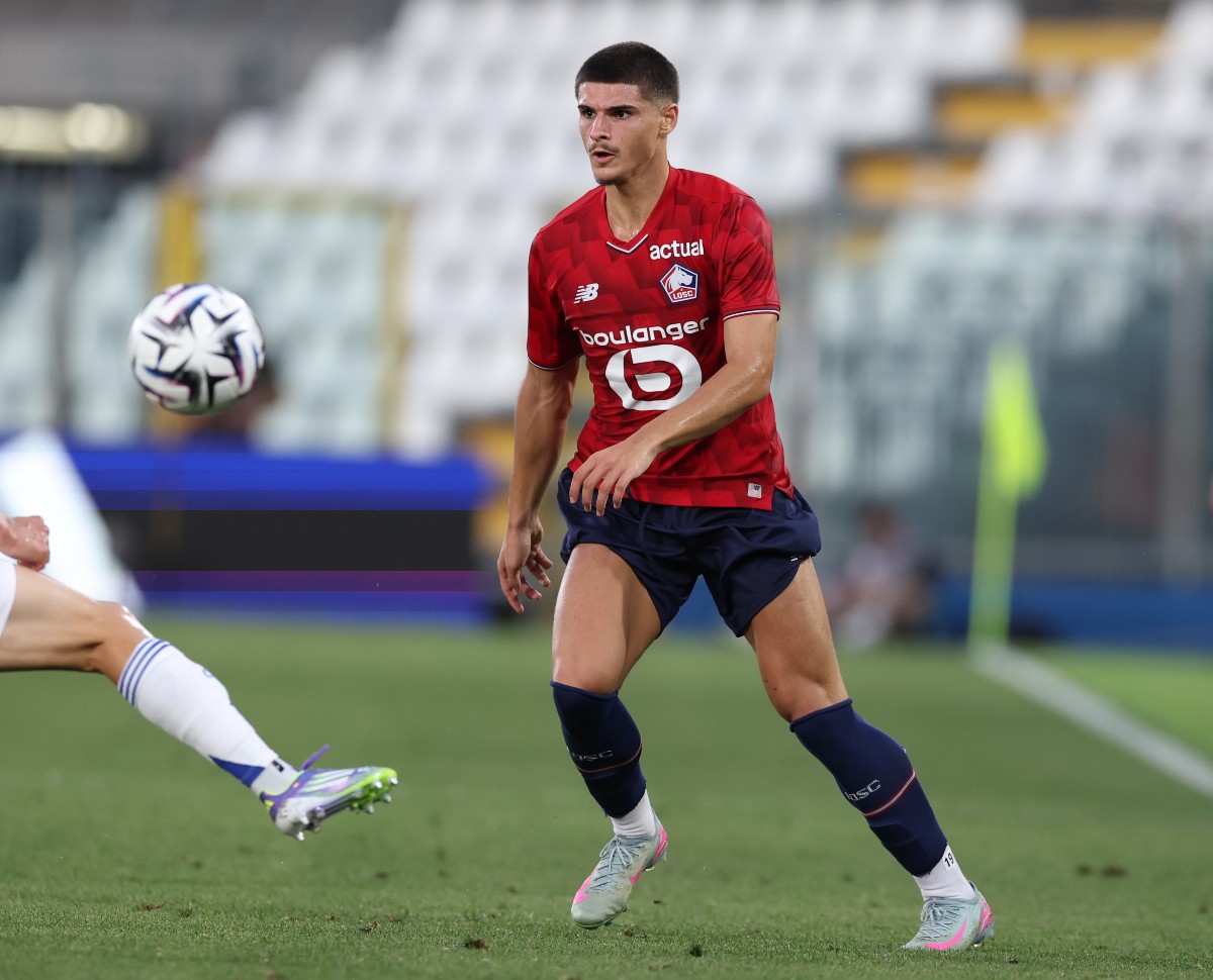 Matias-Fernandez-Pardo-in-action-for-Lille-in-pre-season Sources: Arsenal in “dialogue” over signing “incredible” £60m talent as Julian Alvarez alternative