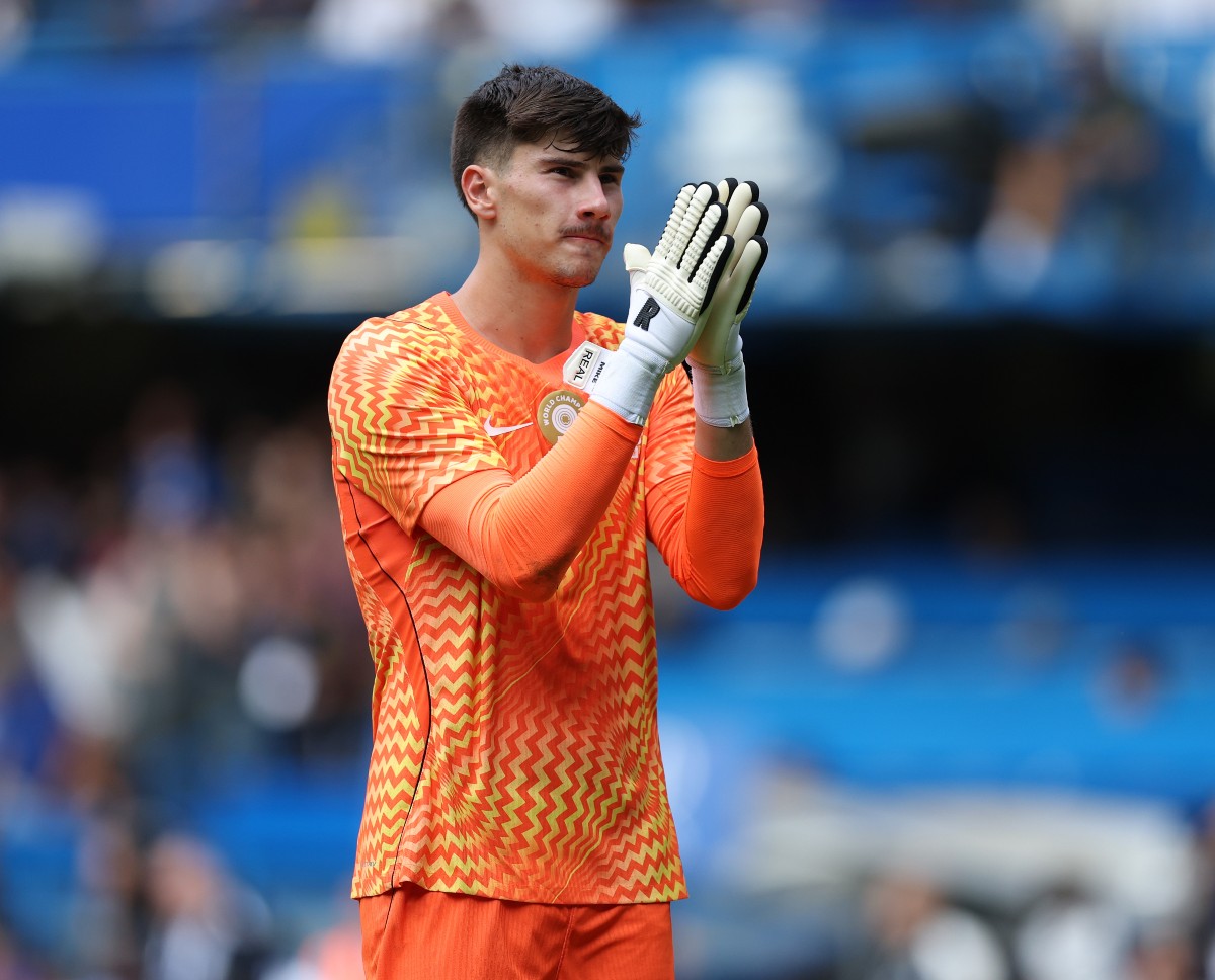 Mike-Penders-applauds-the-Chelsea-fans Xabi Alonso asked Chelsea to sign PL star for problem position but Blues have someone else in mind…