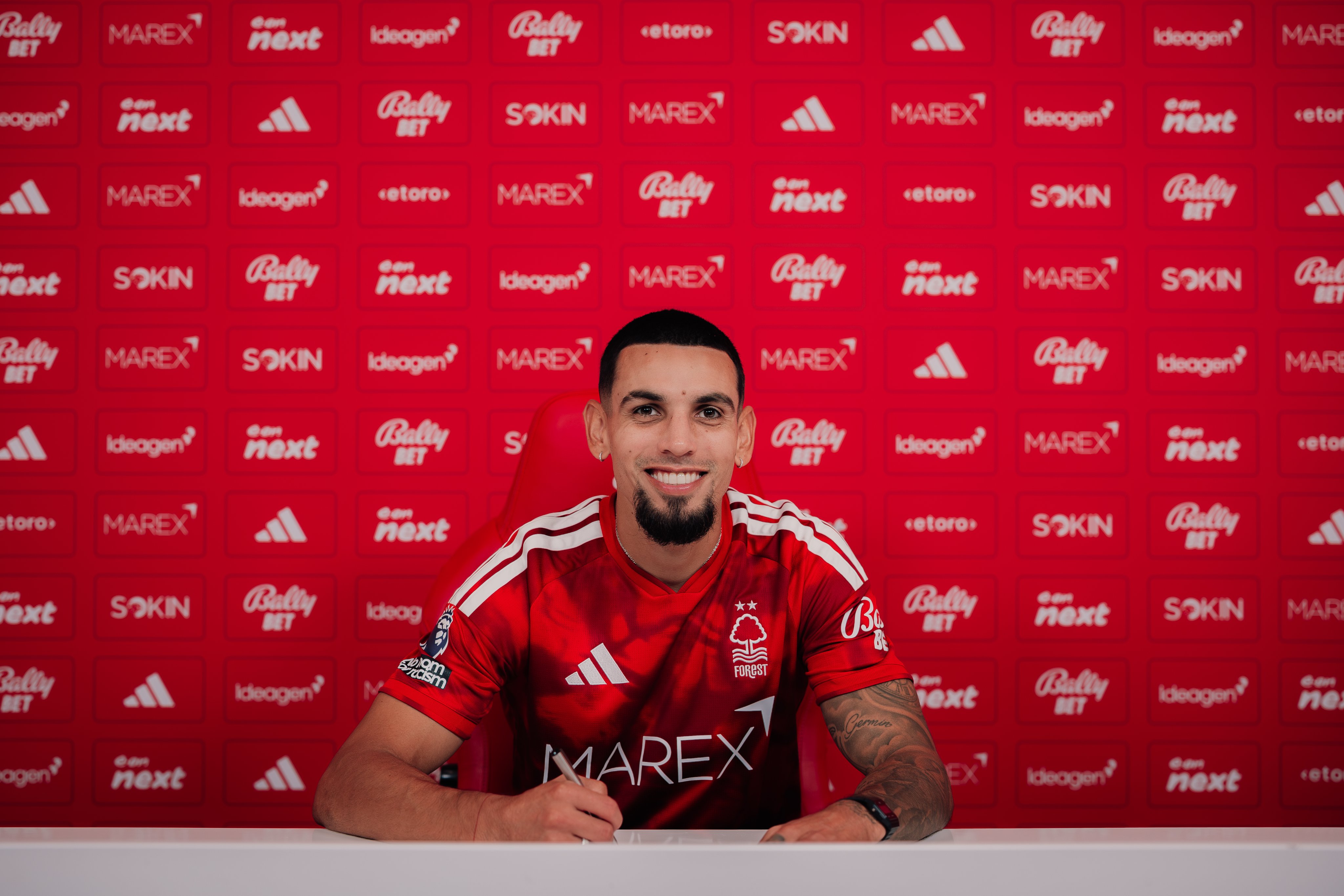 Daniel Munoz joins Nottingham Forest.