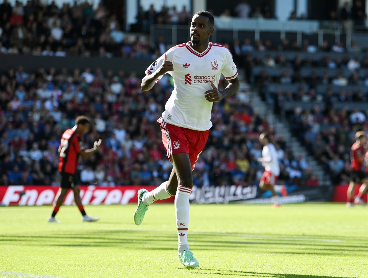 Alexander-Isak-celebrates-a-goal-for-Liverpool-against-Bournemouth Ex-Gunner says Arsenal missed out on two “perfect” signings who are now at major rivals