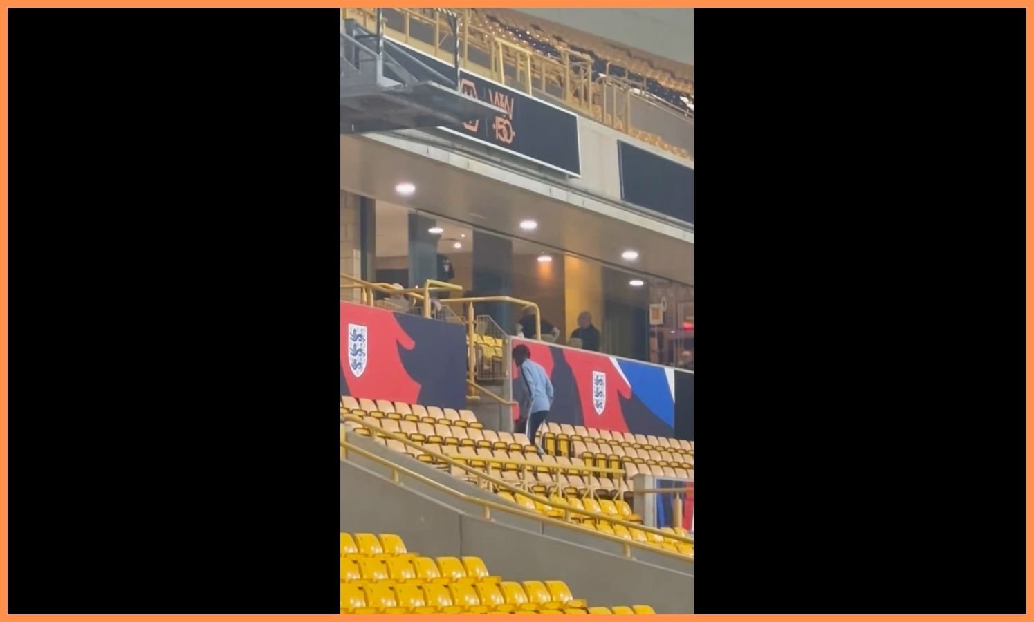 Jamie Gittens deixa o estádio.