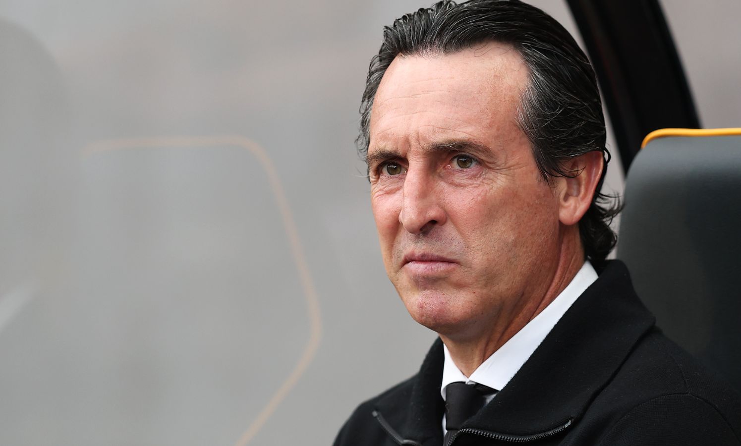 Emery olha para você com frustração