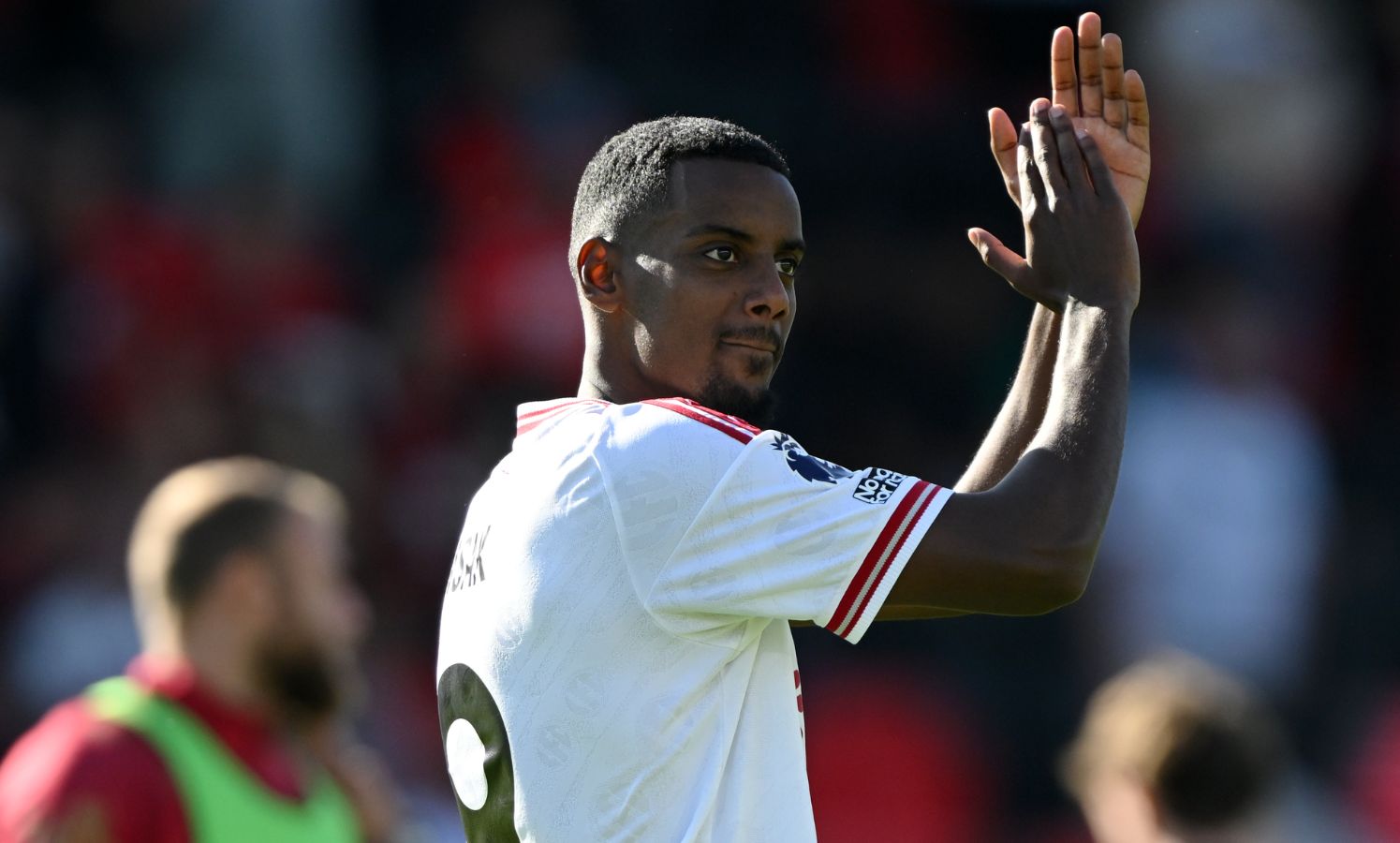 Alexander Isak aplaude a torcida após marcar contra o Bournemouth