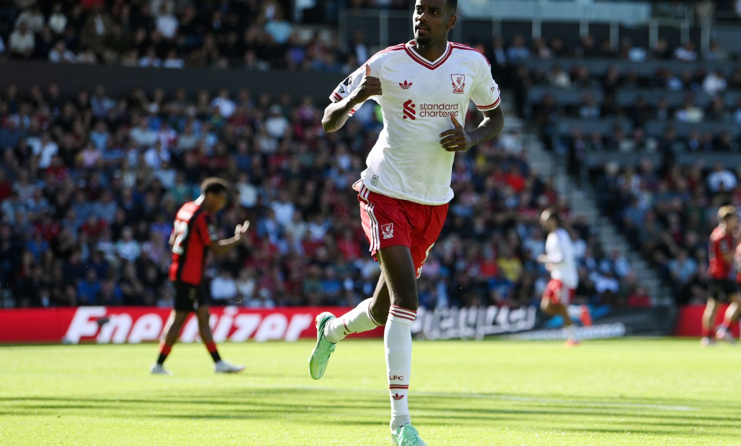 Alexander Isak comemora após marcar contra o Bournemouth