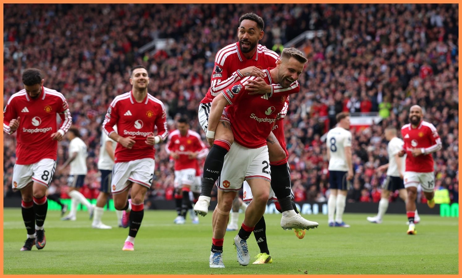 Luke Shaw comemora gol pelo Manchester United