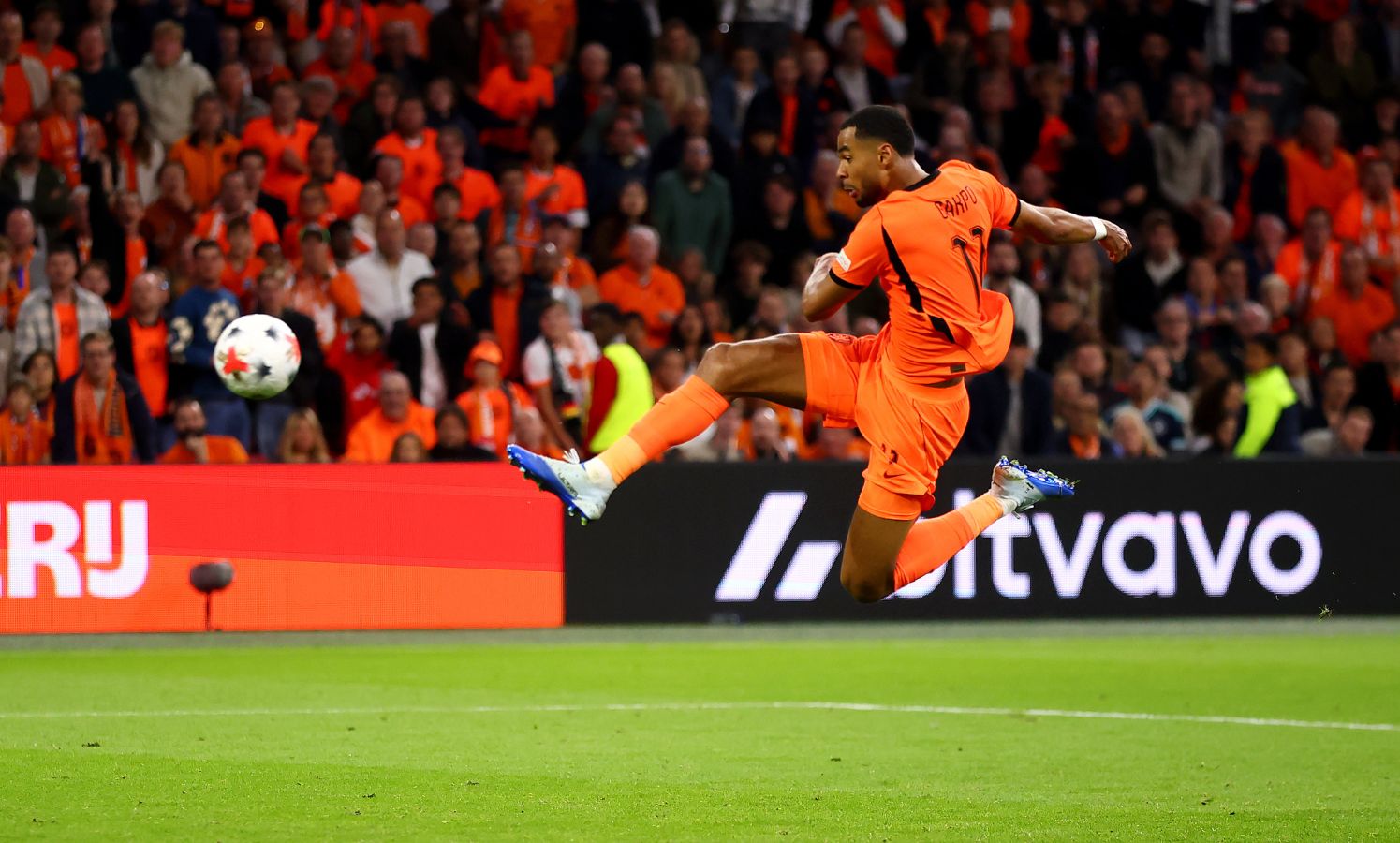 Cody Kakpo, da Holanda, marca durante o jogo da fase de grupos da UEFA Nations League 2026/27 entre a Holanda e a Alemanha, na Johan Cruyff Arena.