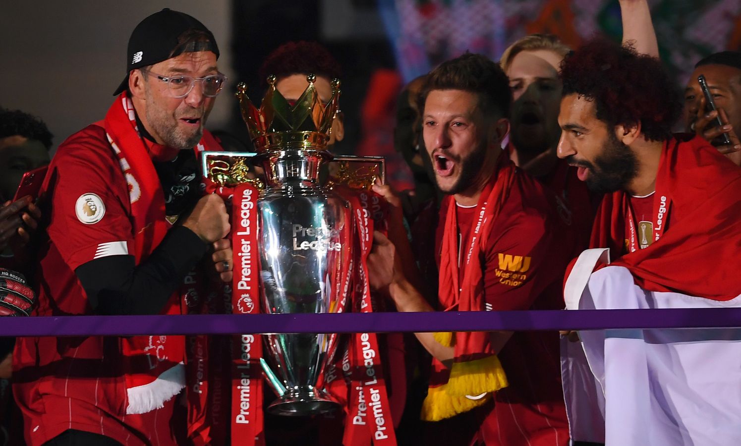 Jurgen Klopp com o troféu da Premier League