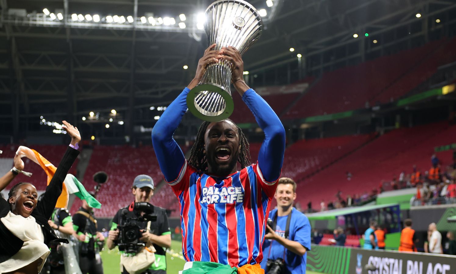 Evann Guessand comemora após a vitória europeia do Crystal Palace 