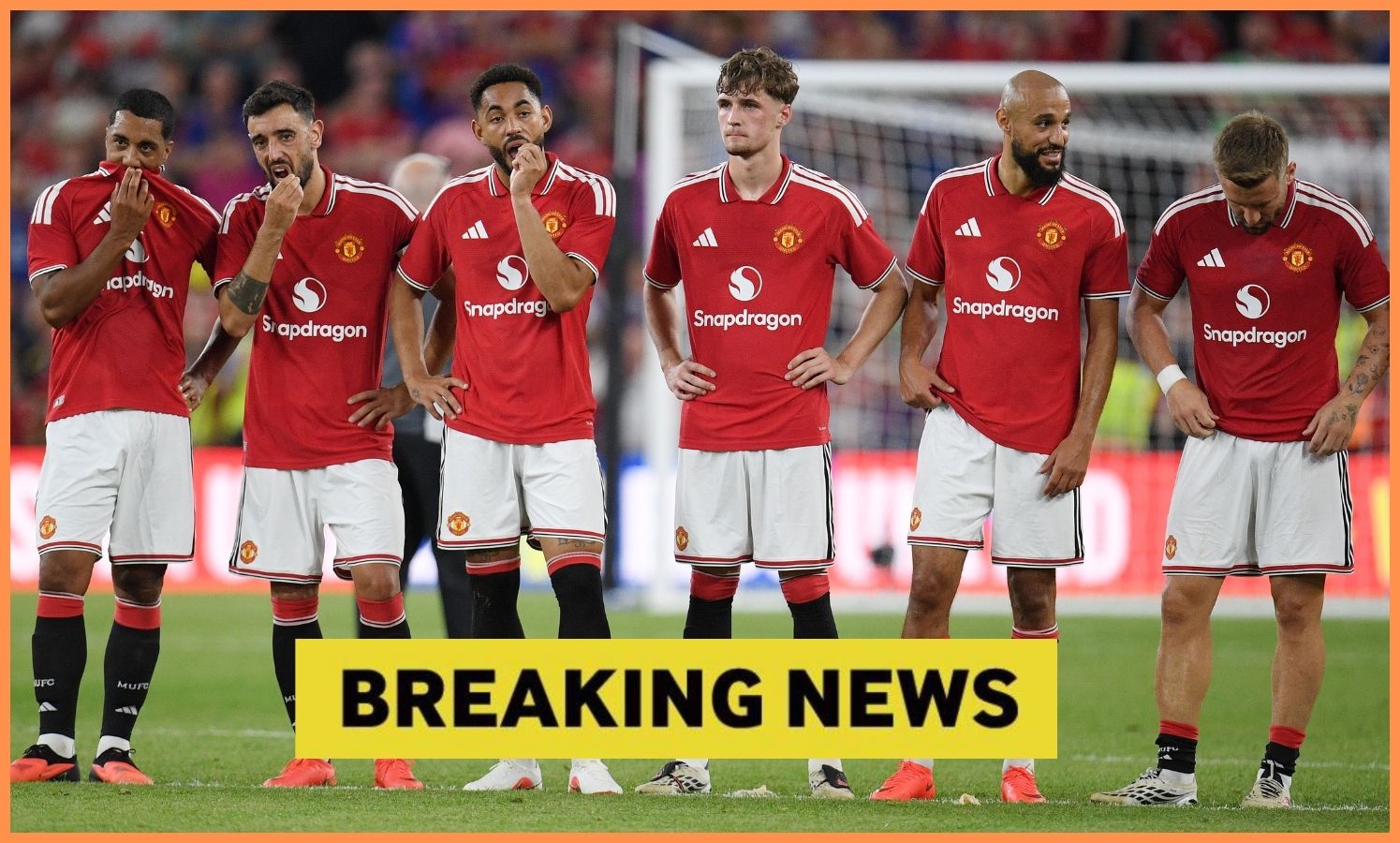 Luke Shaw se alinha com seus companheiros do Manchester United