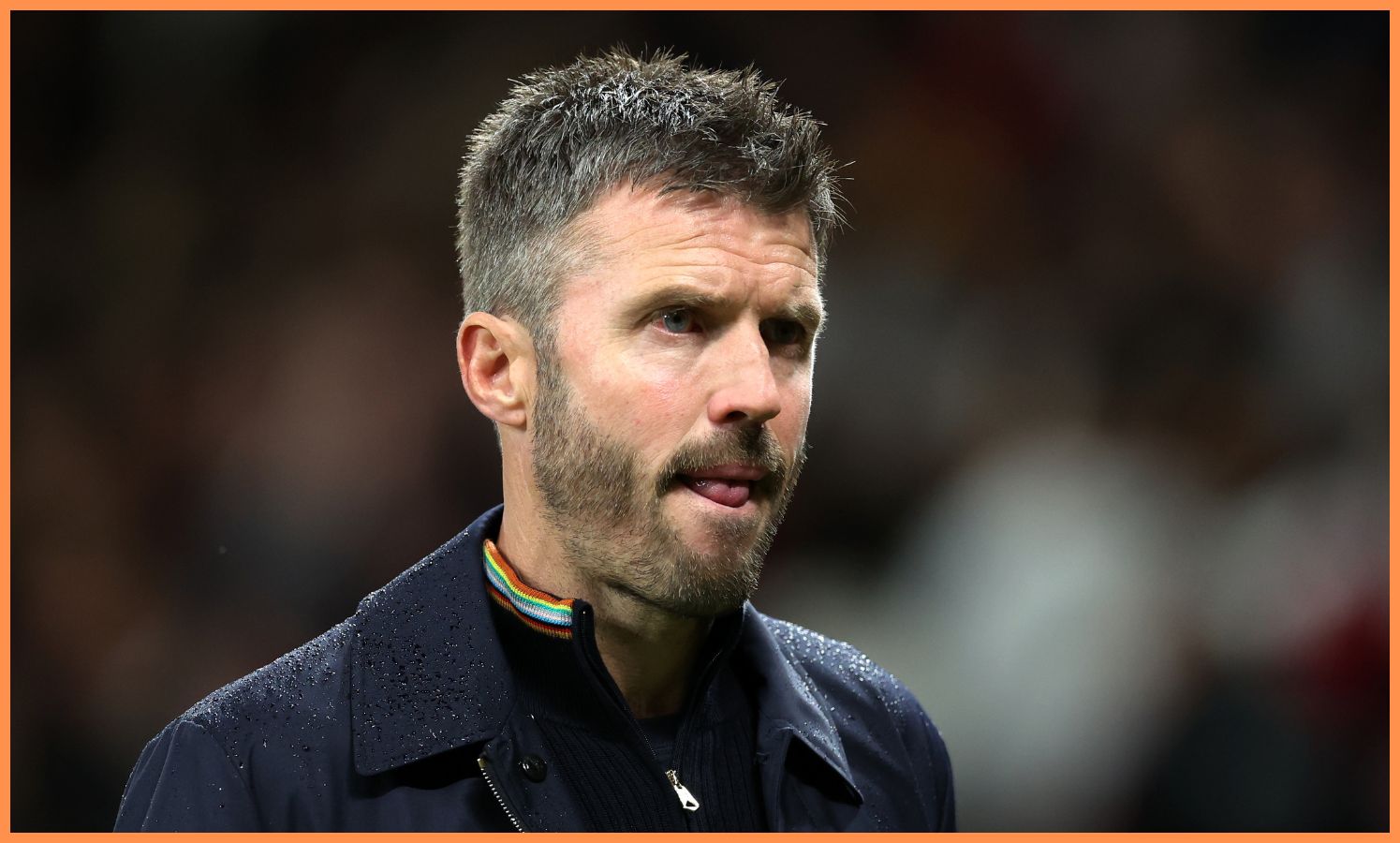 O técnico do Manchester United, Michael Carrick, observa