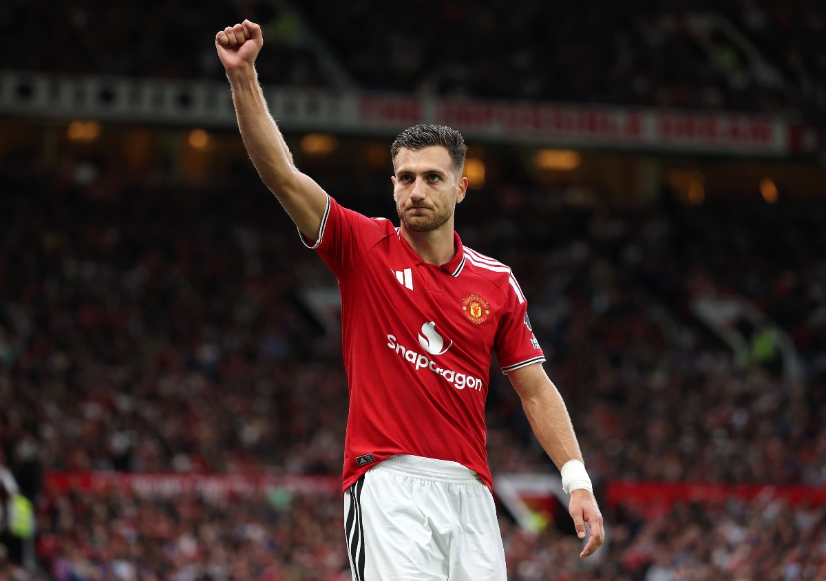Diogo Dalot comemora durante a vitória do Man United sobre o Ipswich