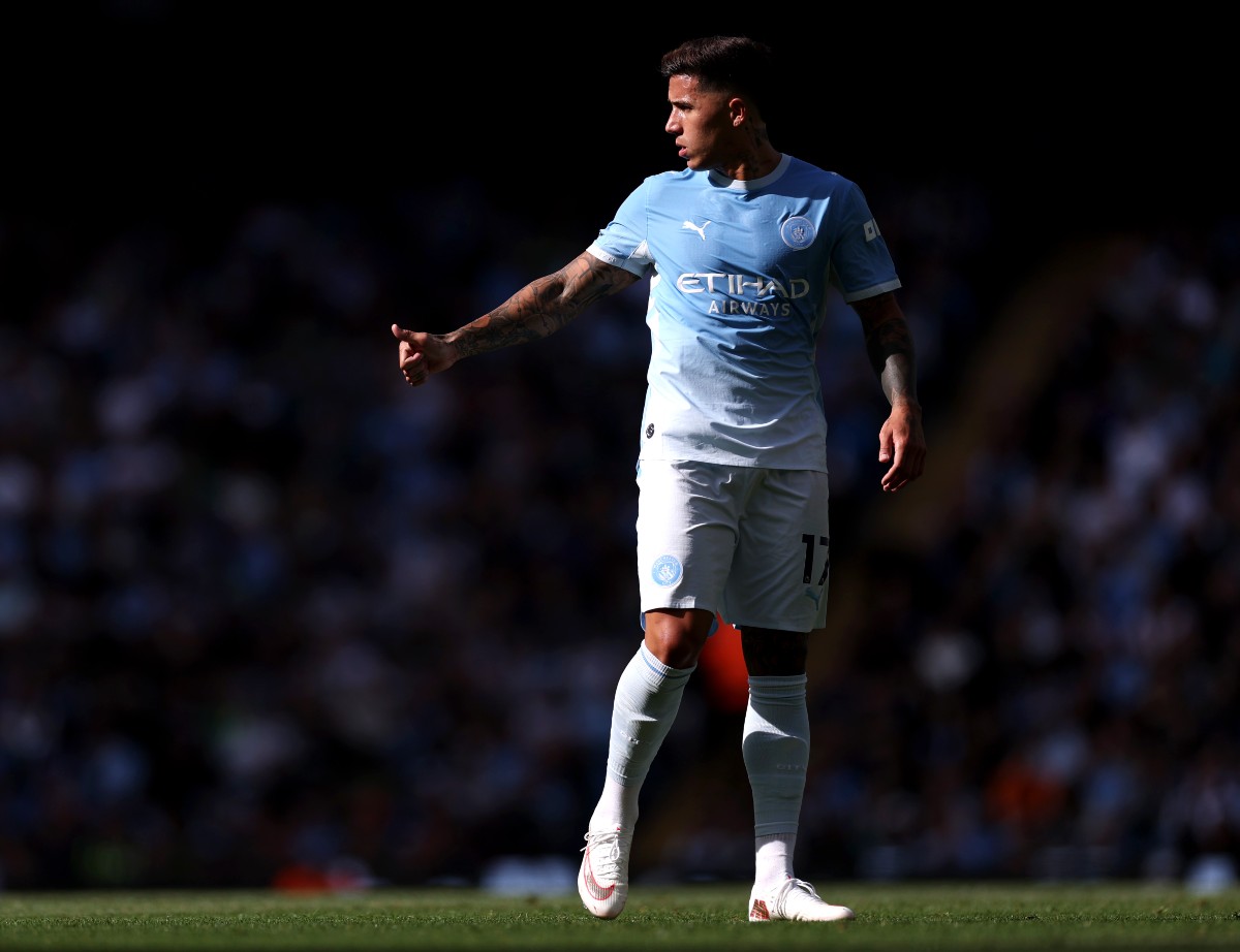 Video: Chelsea fans will be sniggering as £125m Enzo Fernandez makes awful mistake on Man City debut