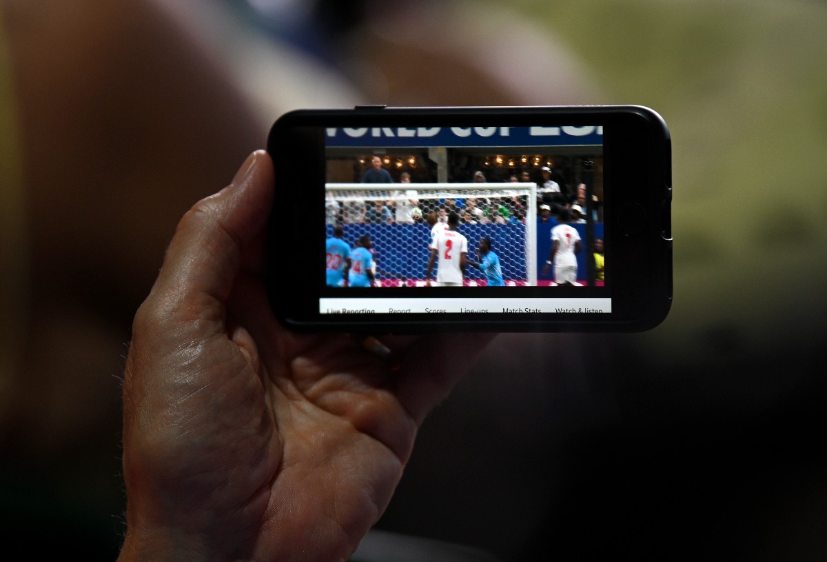 Um fã assistindo futebol em Wimbledon