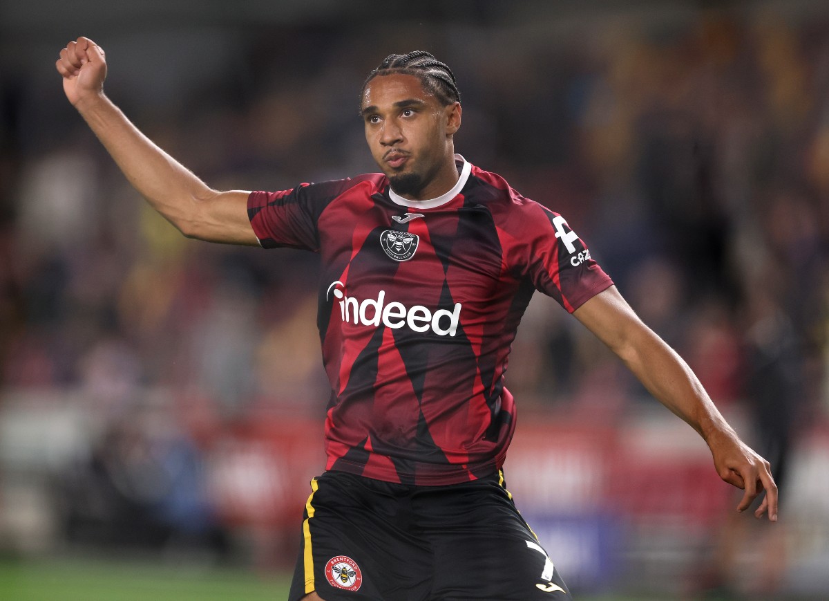 Kevin Shade se aquecendo para Brentford