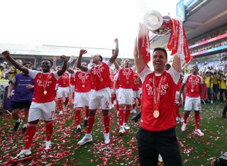 Mikel Arteta lifting the Premier League trophy