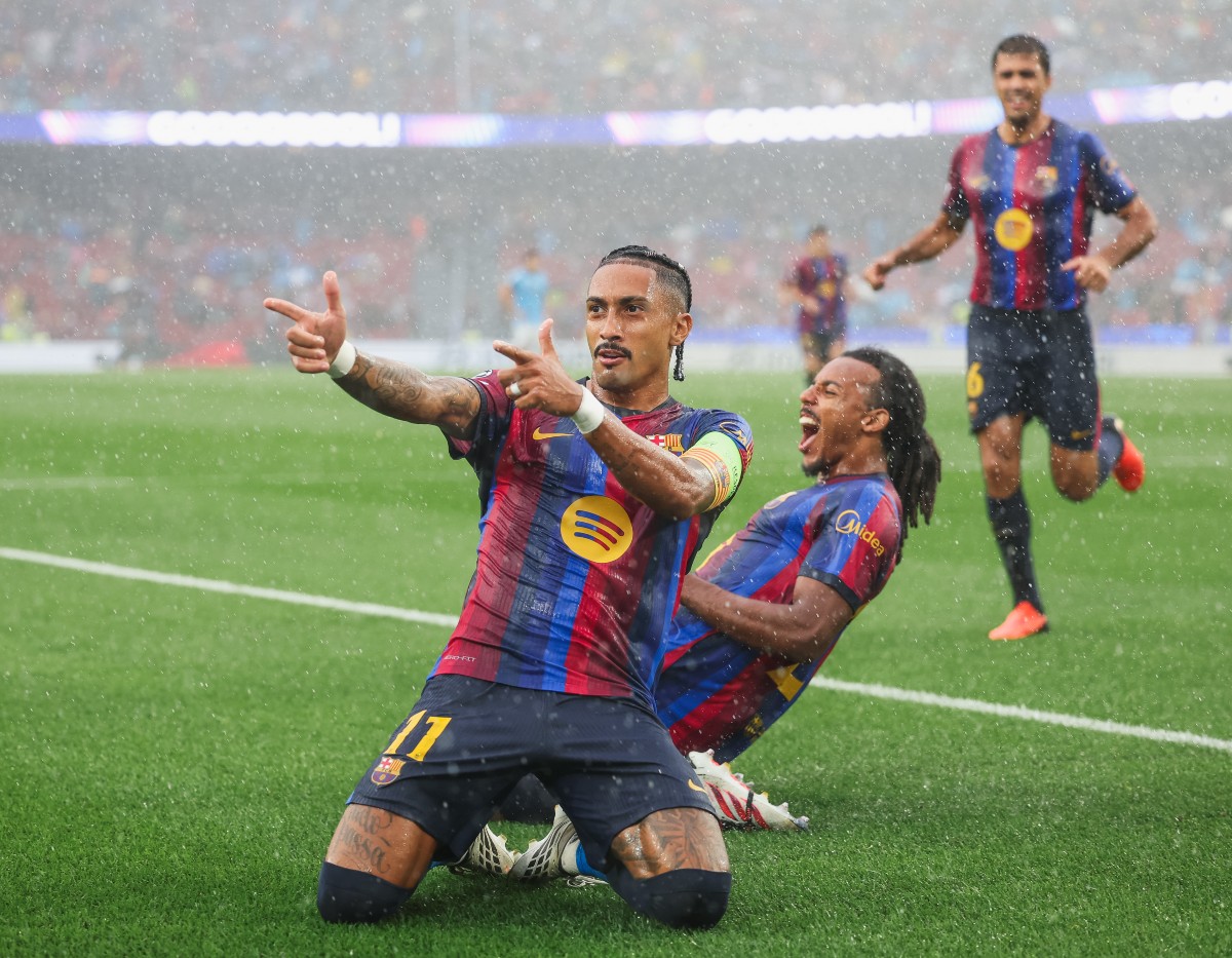 Raphinha-celebrates-a-goal-for-Barcelona-1 14 G/A in his last 7 games: Arsenal & Liverpool ready to offer huge salary if in-form star completes transfer