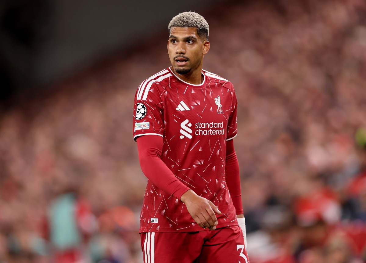 Ronald Araújo joga pelo Liverpool contra o Atlético de Madrid