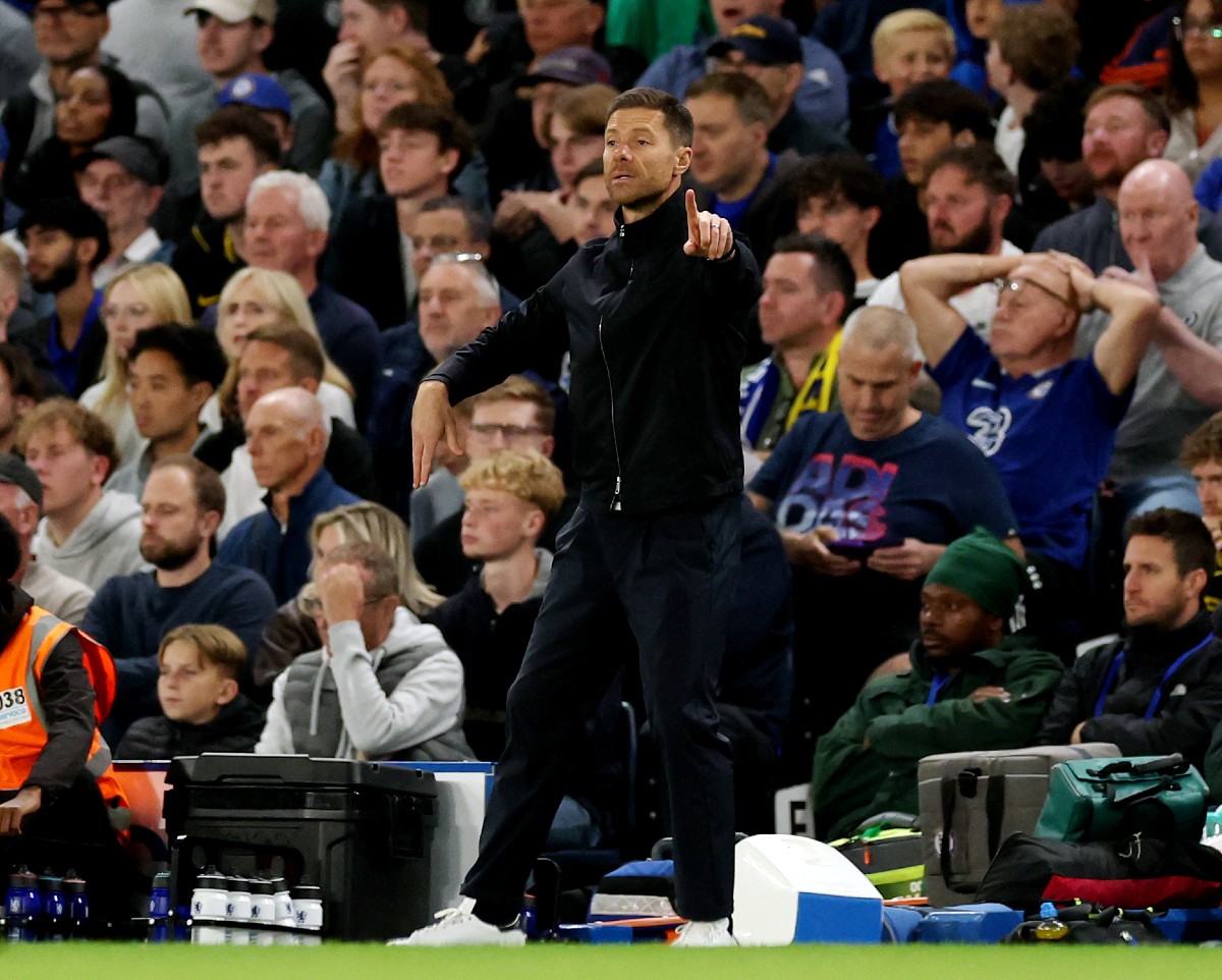 Xabi-Alonso-gives-instructions-during-Chelsea-vs-Leeds Xabi Alonso “furious” with Chelsea and has sent message to the board, says Blues legend