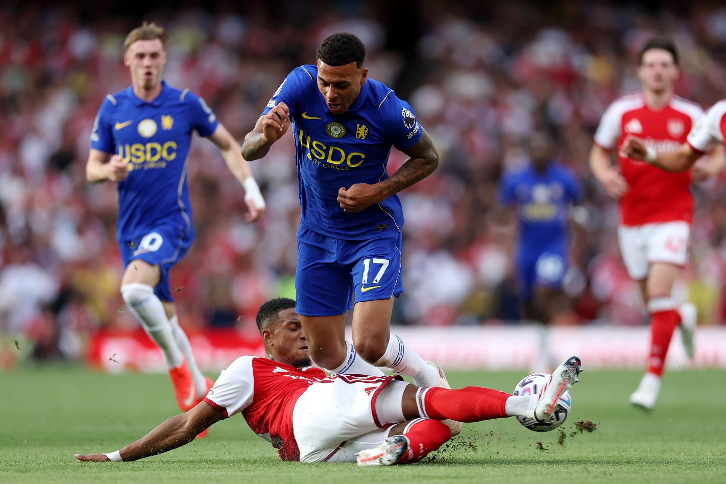 Morgan Rodgers, do Chelsea, é abordado por Ezri Konza, do Arsenal
