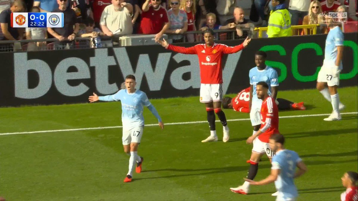 Watch: Controversy! Phil Foden sent off for kicking Bruno Fernandes as United star escapes punishment despite first kick